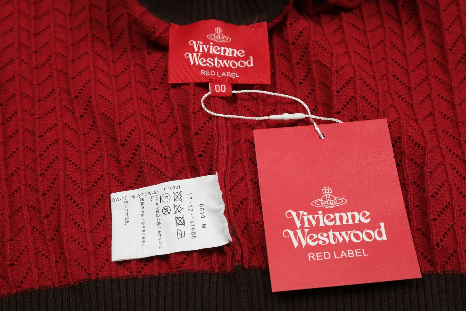 VIVI118 vivienne west wood Vivienne Contrasting Japanese style high-end Korean style cardigan knitted sweater wool 2024 autumn latest style simple contrasting color fashionable high-end wear Size: S -M- L Color: red black